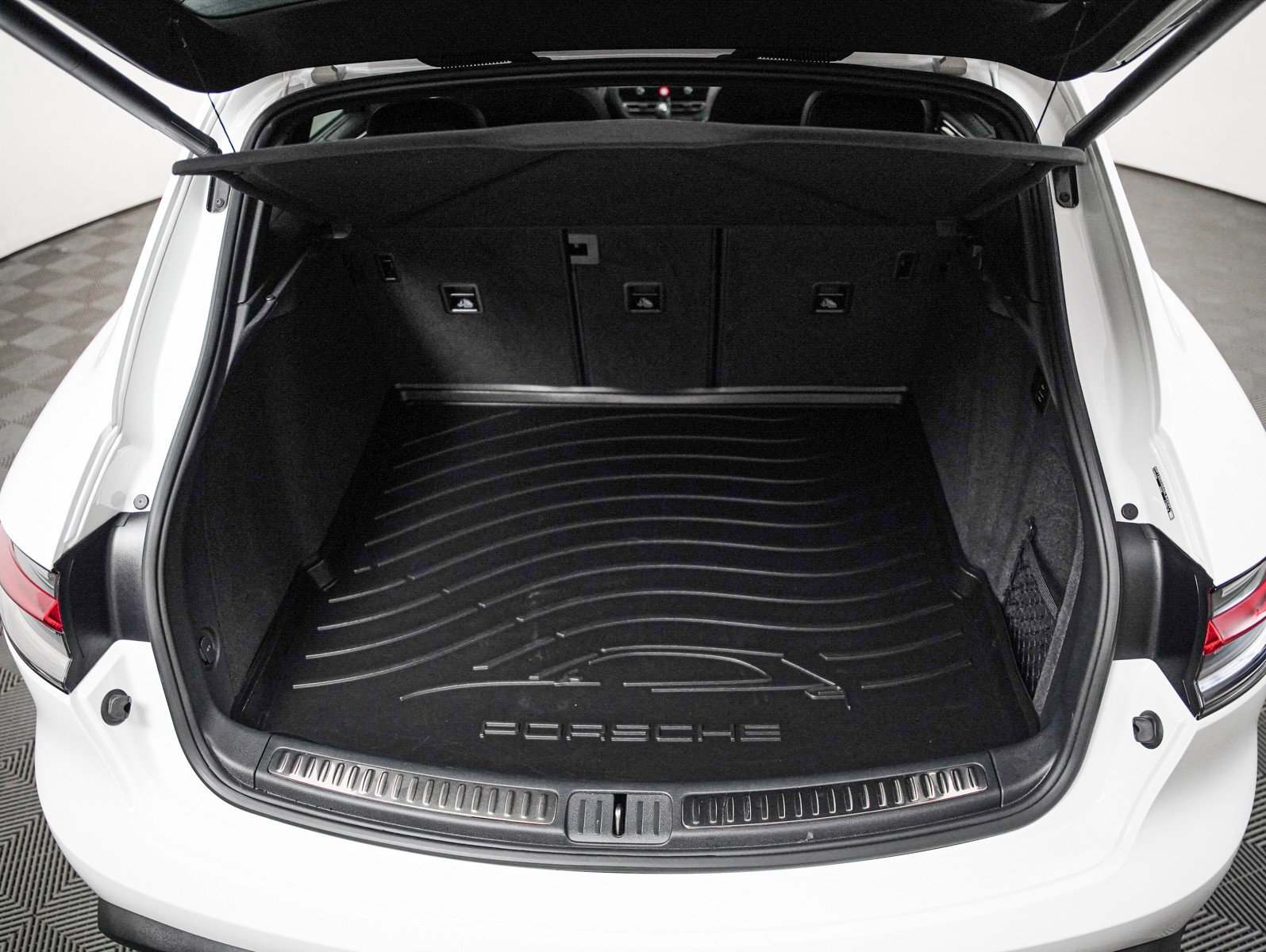 Certified 2025 Porsche Macan S AWD/4WD image 29