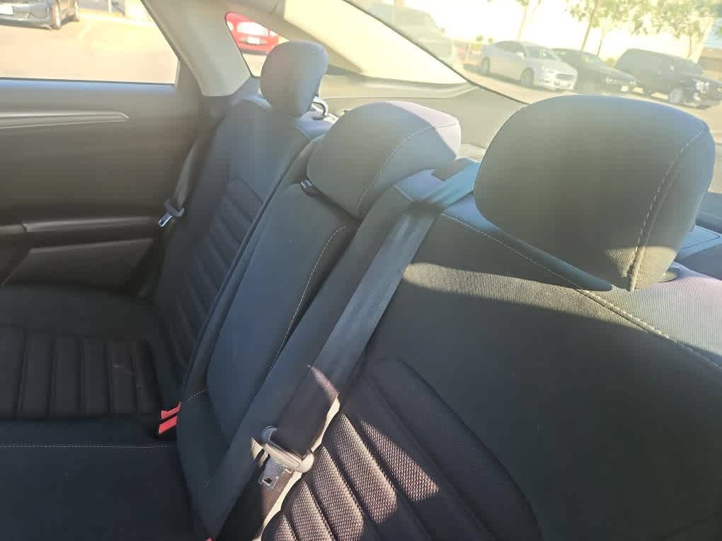 Used 2017 Ford Fusion SE FWD image 12