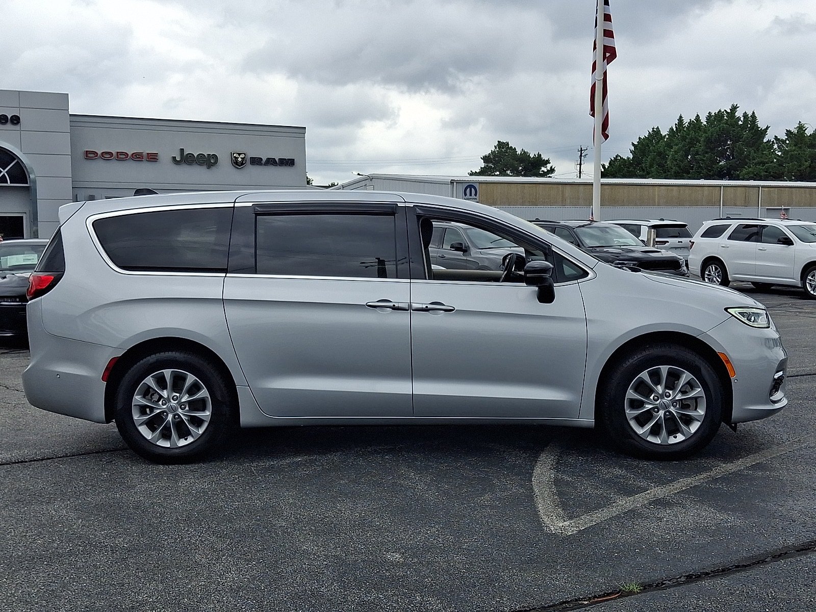 Certified 2024 Chrysler Pacifica Touring-L AWD/4WD image 7