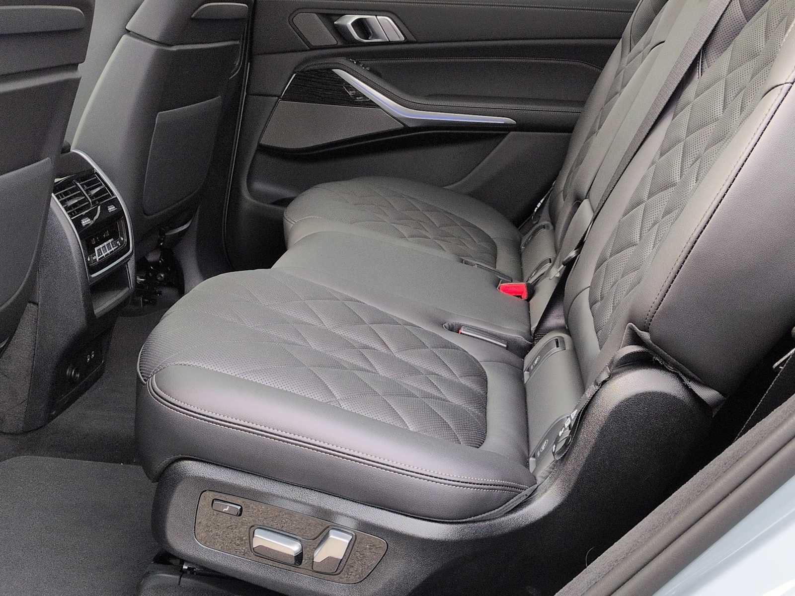 Used 2026 BMW X7 xDrive40i w/ M Sport Package AWD/4WD image 21