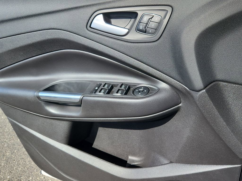 Used 2017 Ford Escape Titanium image 9