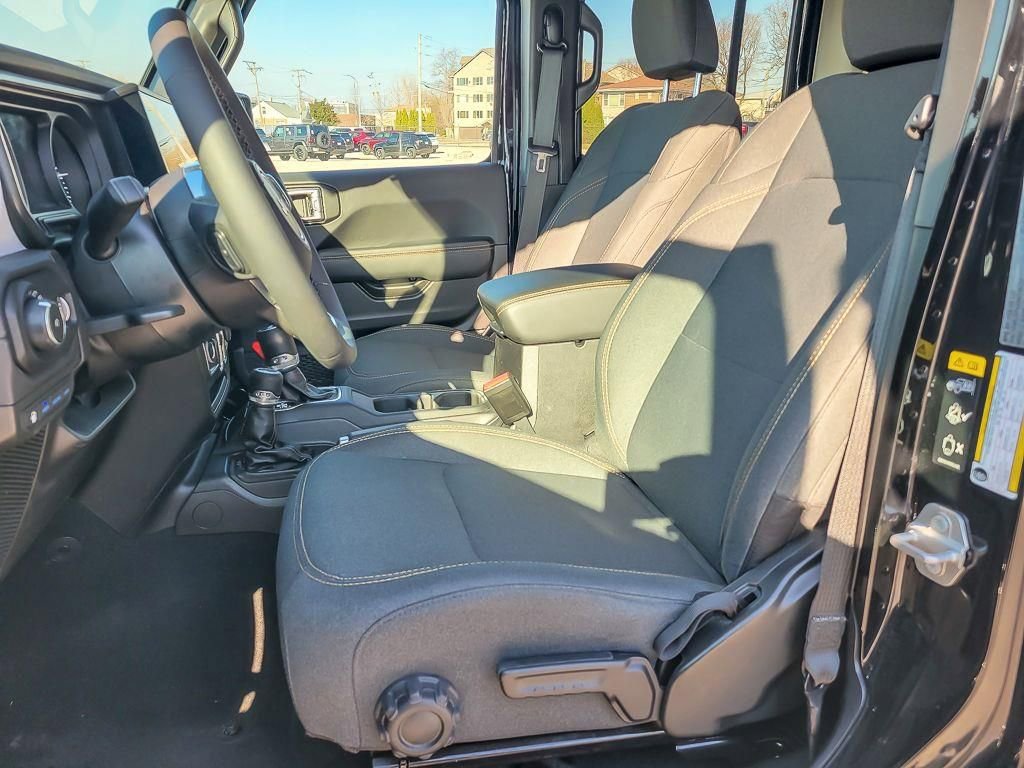 Used 2025 Jeep Wrangler Unlimited Sahara w/ Safety Group AWD/4WD image 9