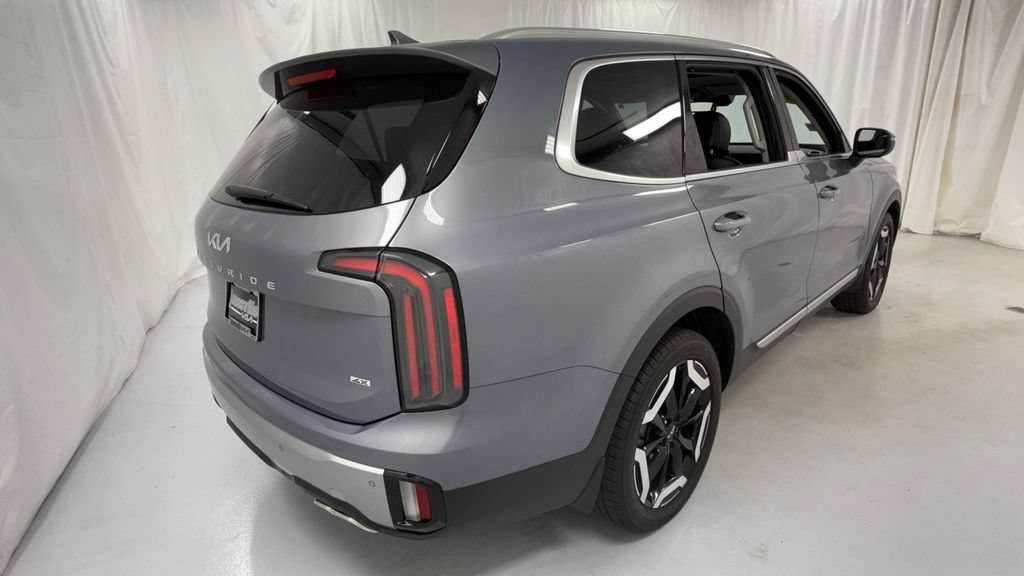 Used 2023 Kia Telluride EX w/ EX Captain's Chair Package AWD/4WD image 3