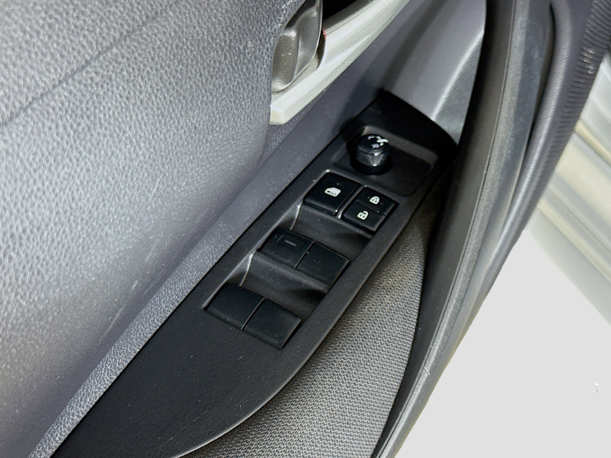 Used 2020 Toyota Corolla LE w/ Carpet Mat Package (TMS) FWD image 24