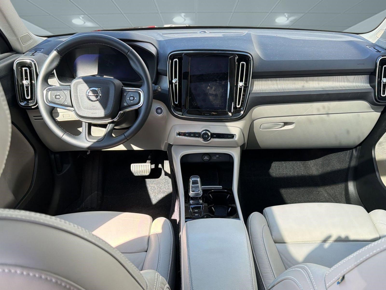 Used 2023 Volvo XC40 B5 Plus w/ Protection Package Premier image 27