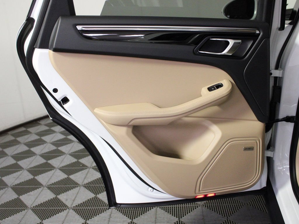 Certified 2026 Porsche Macan AWD/4WD image 33