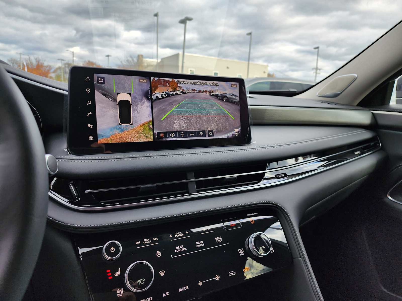 Used 2026 INFINITI QX60 Luxe w/ Cargo Package image 9