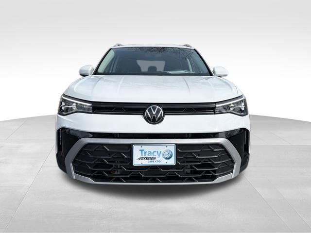 Certified 2025 Volkswagen Taos SE image 3