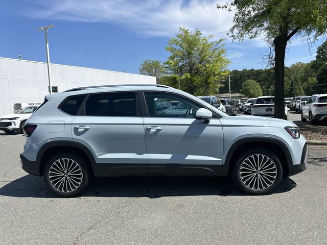 New 2026 Volkswagen Taos SE FWD image 6
