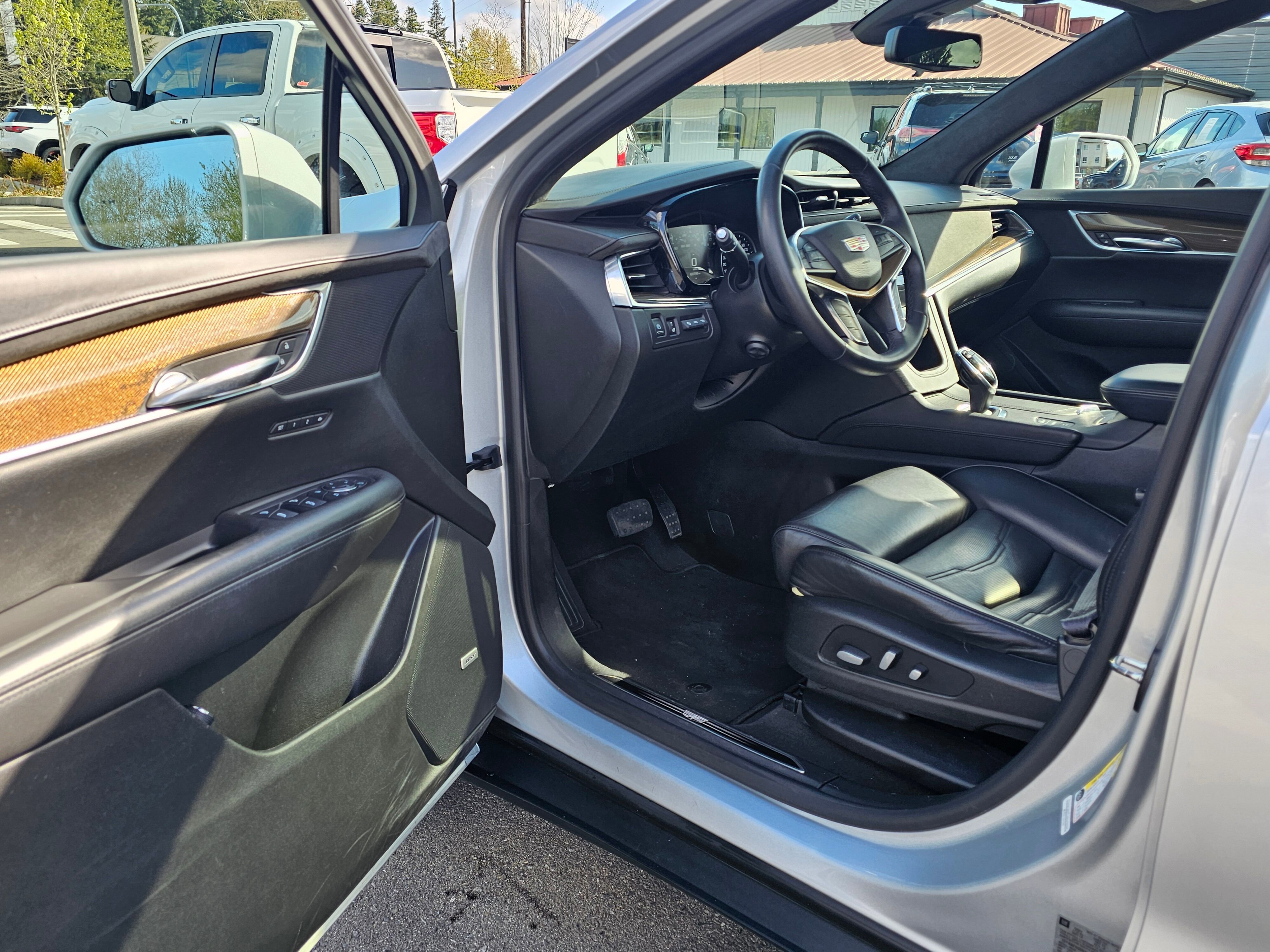 Used 2017 Cadillac XT5 Platinum w/ Driver Assist Package image 27