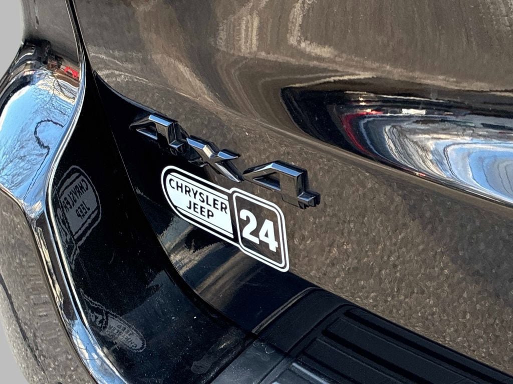 Certified 2022 Jeep Grand Cherokee Laredo X image 11