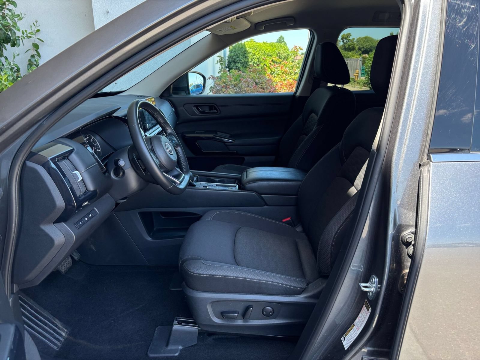 Used 2025 Nissan Pathfinder SV FWD image 29