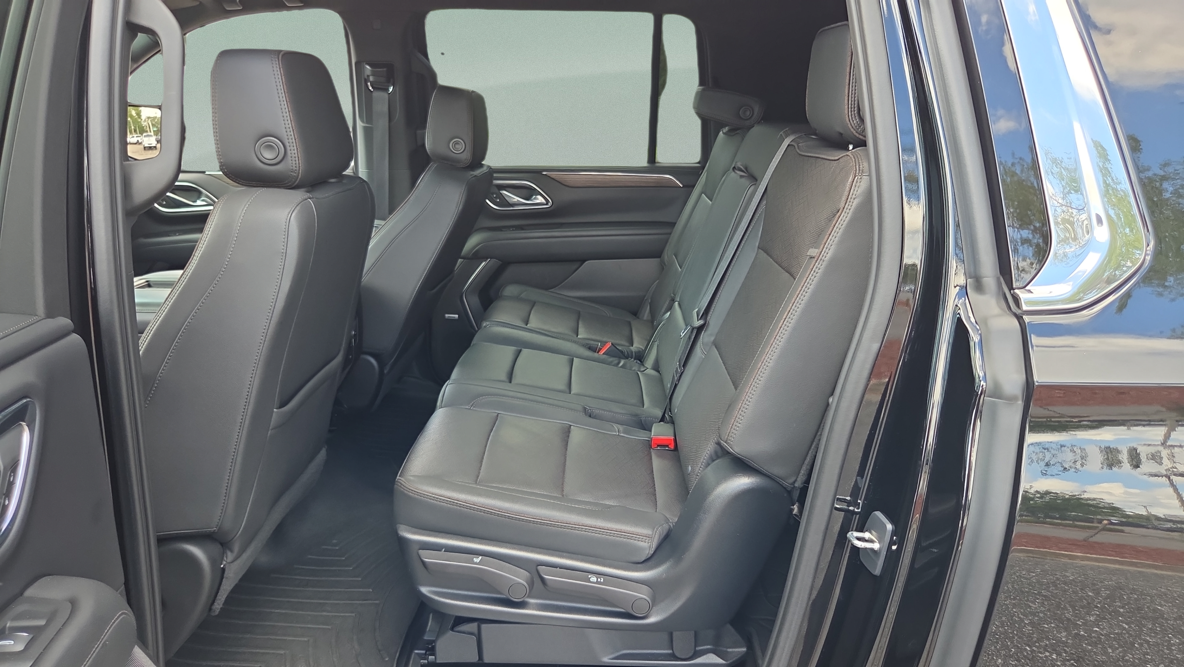 Certified 2023 Chevrolet Suburban High Country AWD/4WD image 11