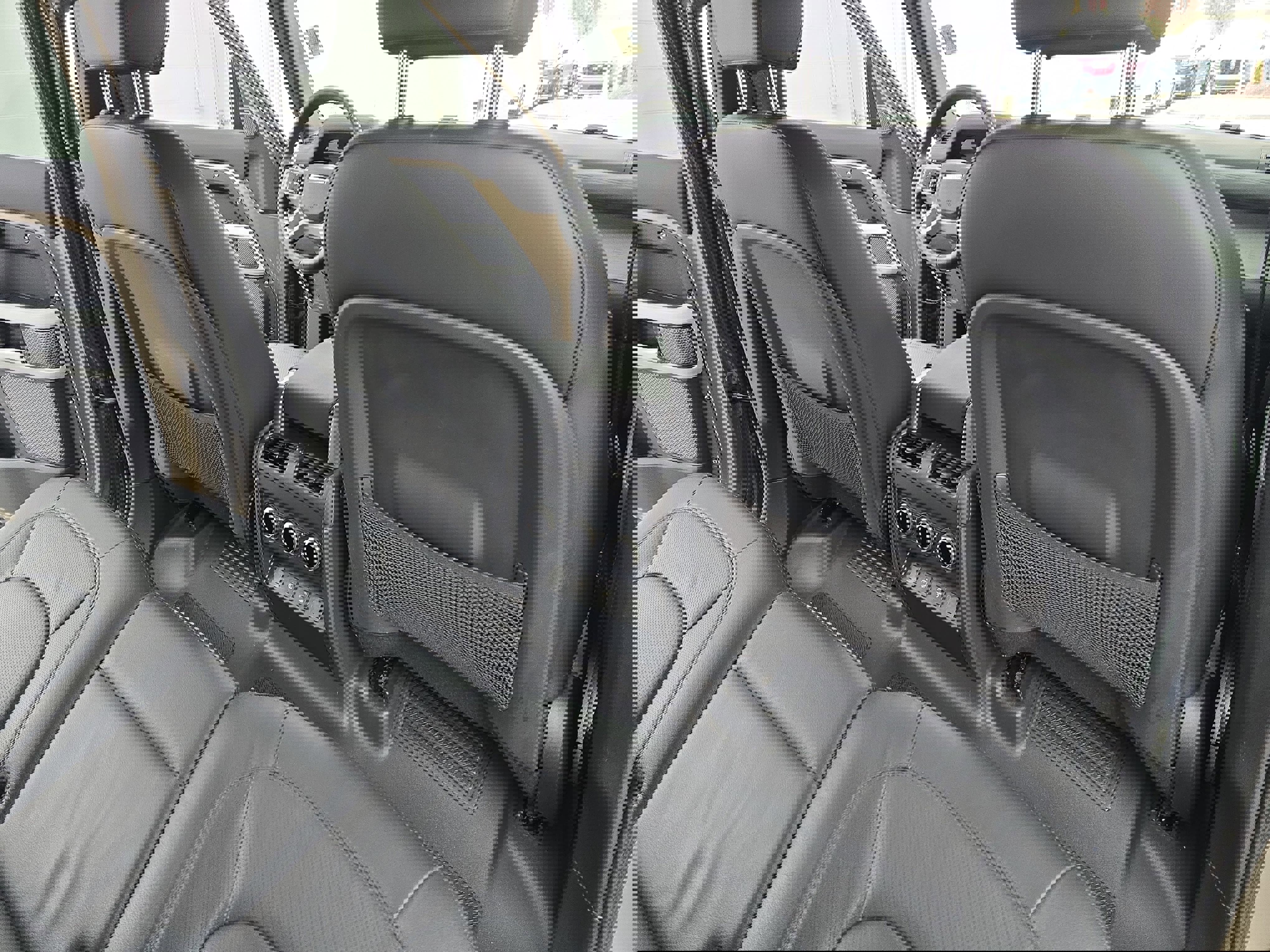 Used 2024 Land Rover Defender 110 S image 11