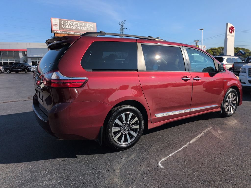 Used 2018 Toyota Sienna XLE w/ XLE Navigation Package AWD/4WD image 5