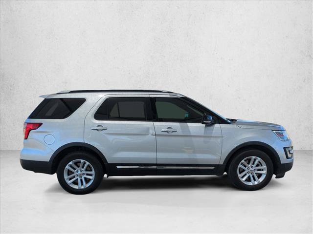 Used 2017 Ford Explorer XLT w/ Equipment Group 202A FWD image 4