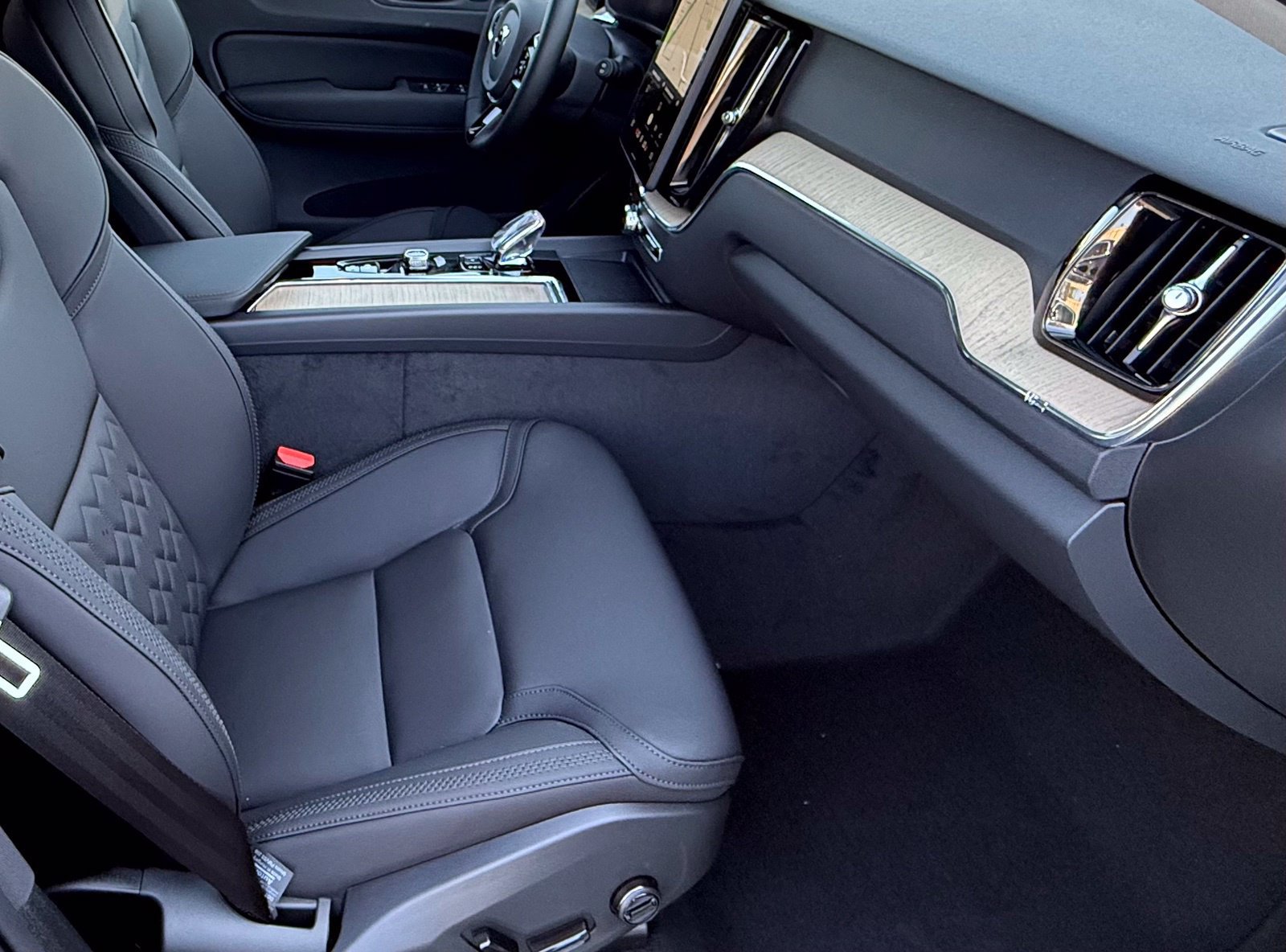 New 2027 Volvo XC60 B5 Plus AWD/4WD image 21