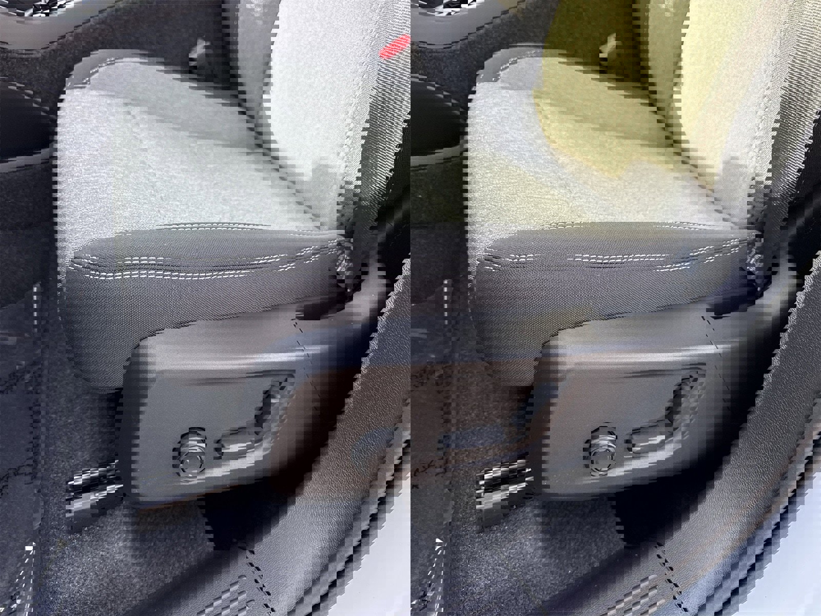 New 2026 Volvo XC40 B4 Core w/ Protection Package image 11