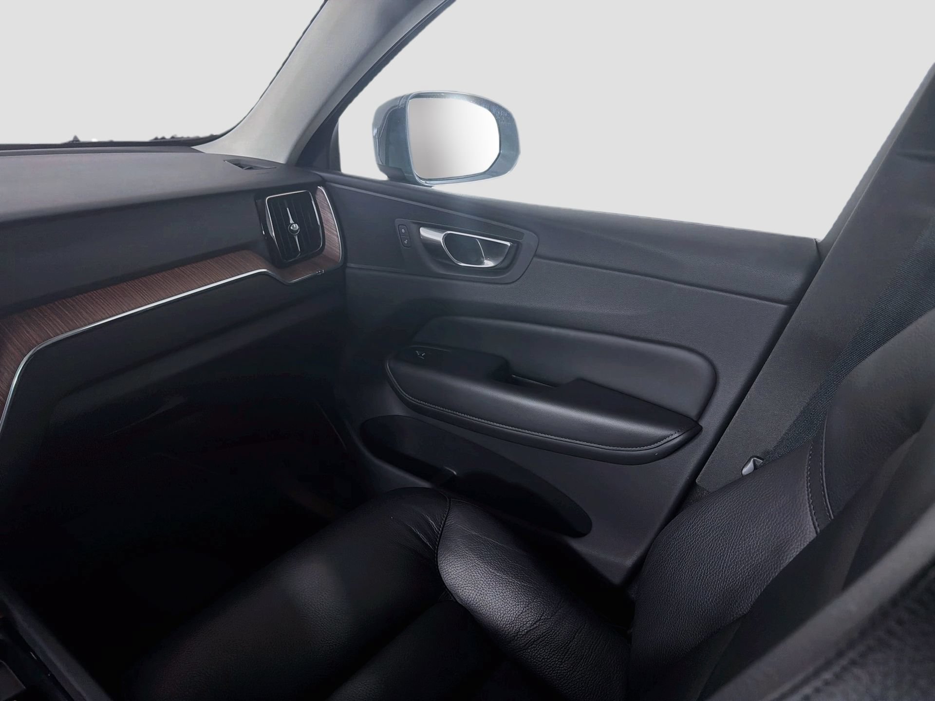 Certified 2023 Volvo XC60 B5 Plus w/ Protection Package Premier FWD image 24