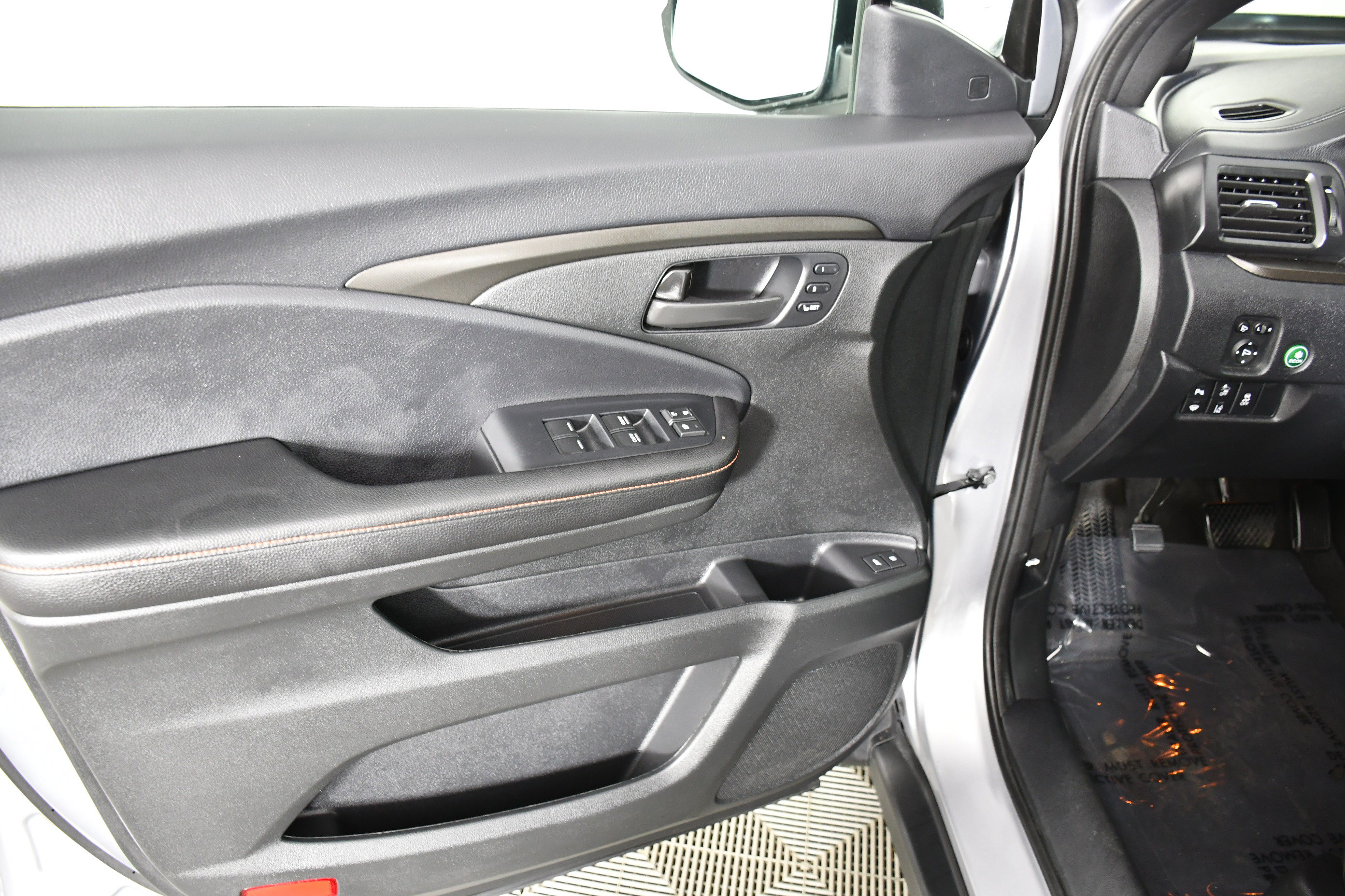 Certified 2025 Honda Passport TrailSport image 37