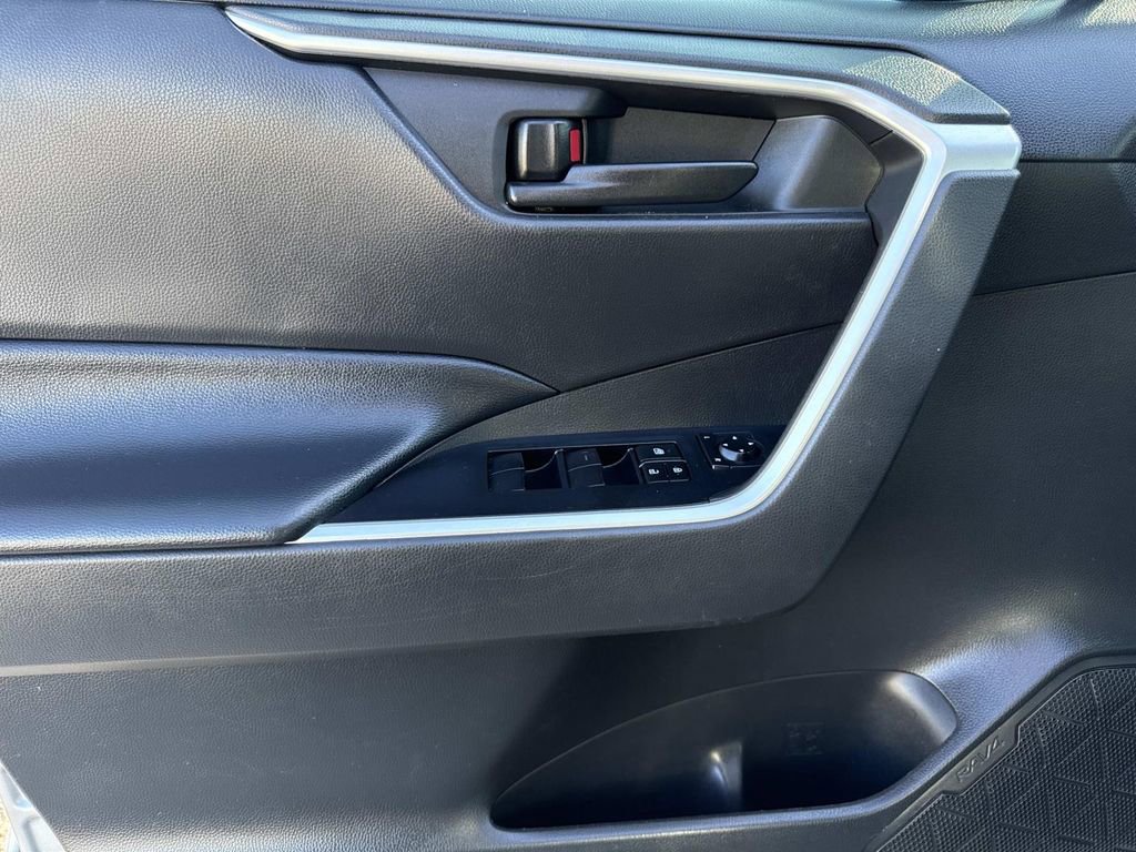 Used 2022 Toyota RAV4 LE image 18