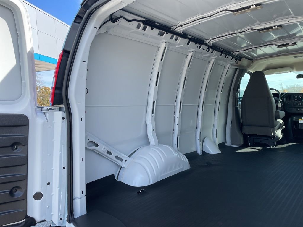 New 2025 Chevrolet Express 2500 Work Van image 39