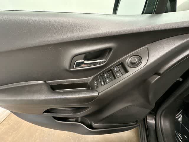 Used 2022 Chevrolet Trax LT w/ Premium Seat Package AWD/4WD image 17
