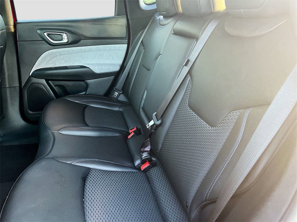 Used 2025 Jeep Compass Latitude image 24