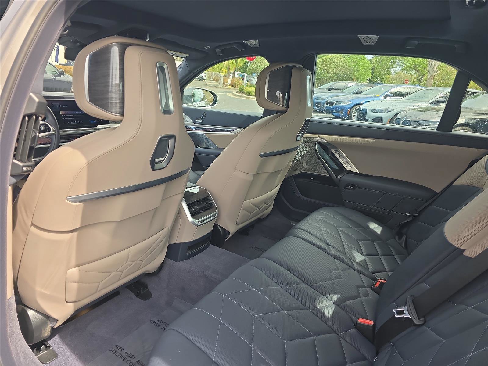 Certified 2025 BMW i7 xDrive60 w/ Executive Package image 12