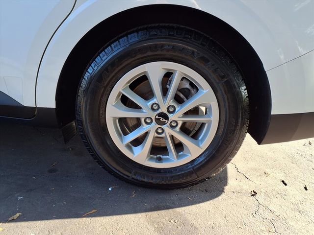 Used 2023 Kia Carnival LX image 7