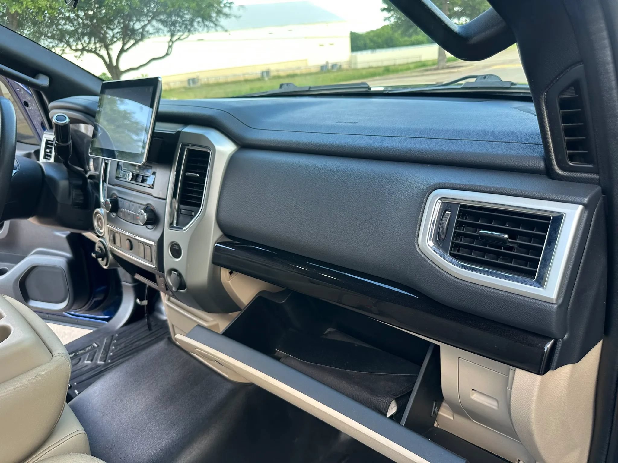 Used 2017 Nissan Titan SV AWD/4WD image 28