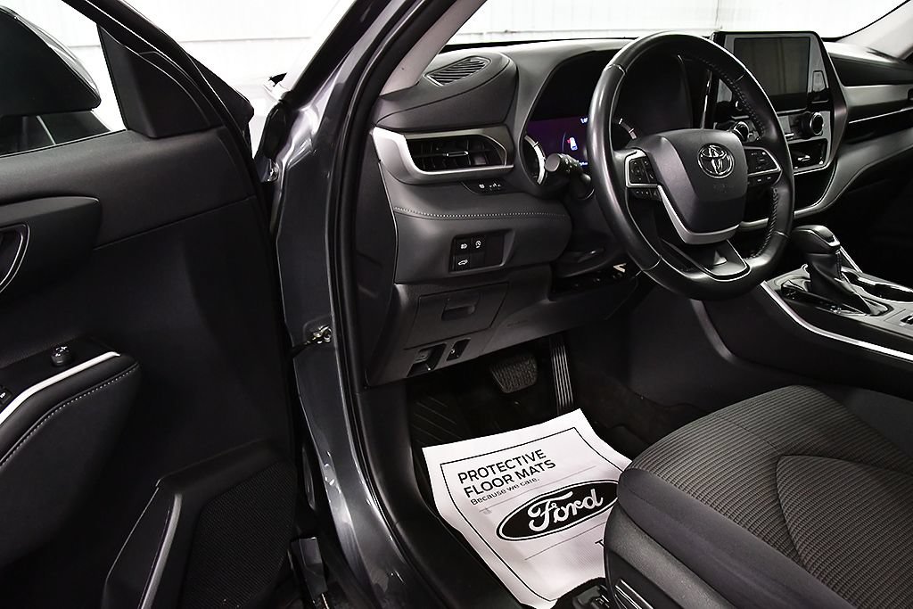 Used 2023 Toyota Highlander LE AWD/4WD image 16