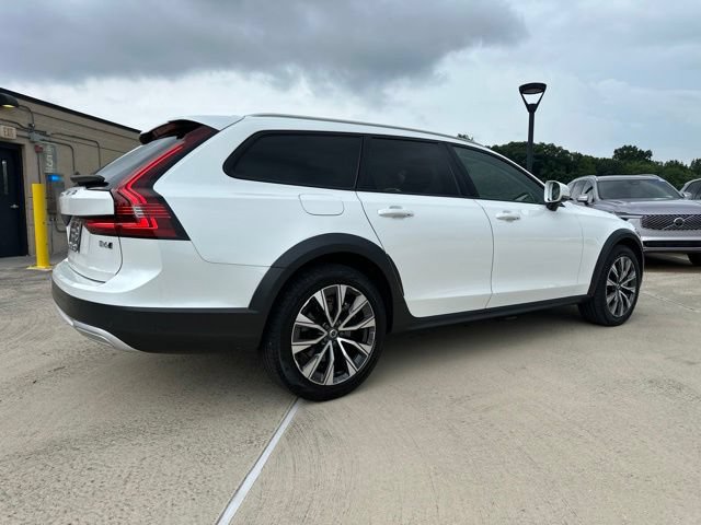 Certified 2025 Volvo V90 B6 Cross Country Plus AWD/4WD image 9