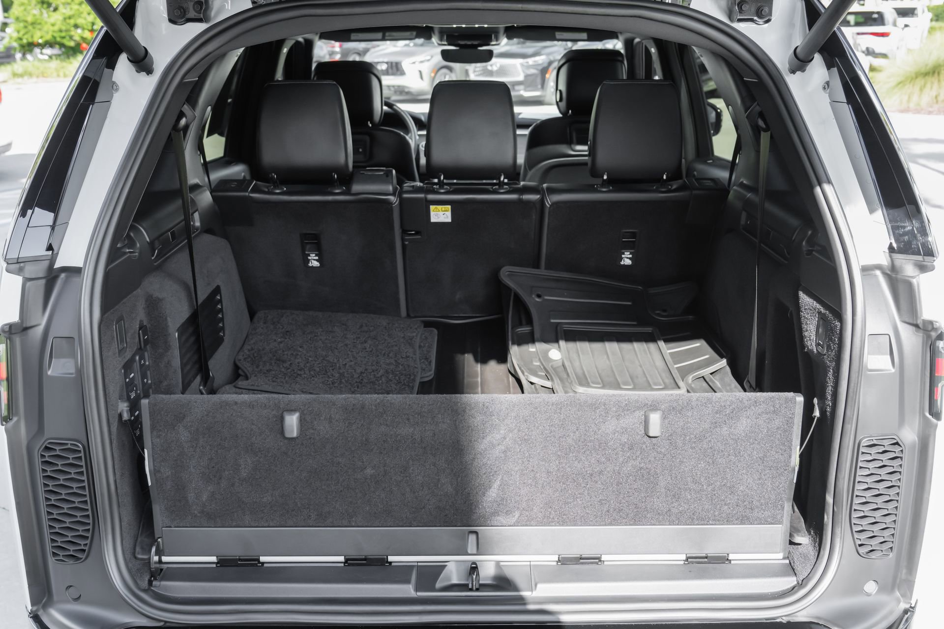 Used 2024 Land Rover Discovery Dynamic SE image 41