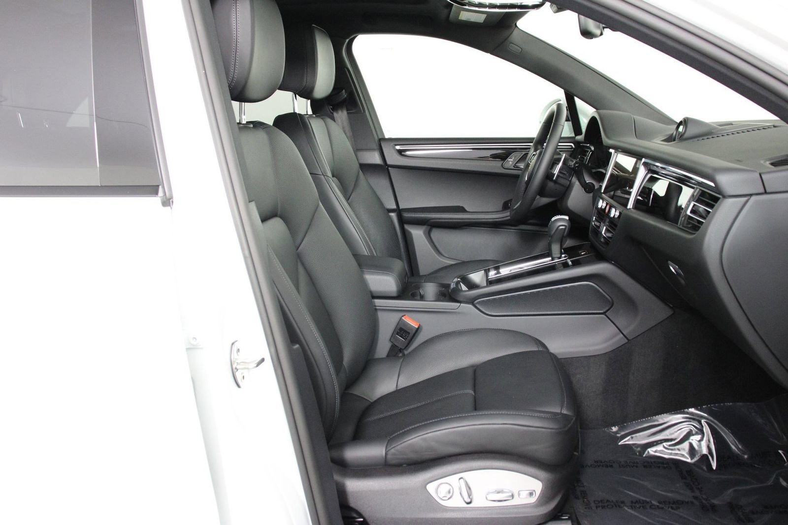 Certified 2026 Porsche Macan AWD/4WD image 31