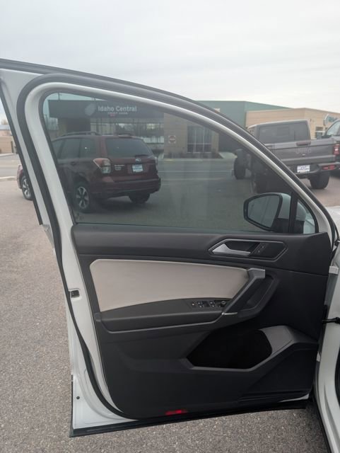 Used 2018 Volkswagen Tiguan SE w/ 3rd Row Seat Package image 27