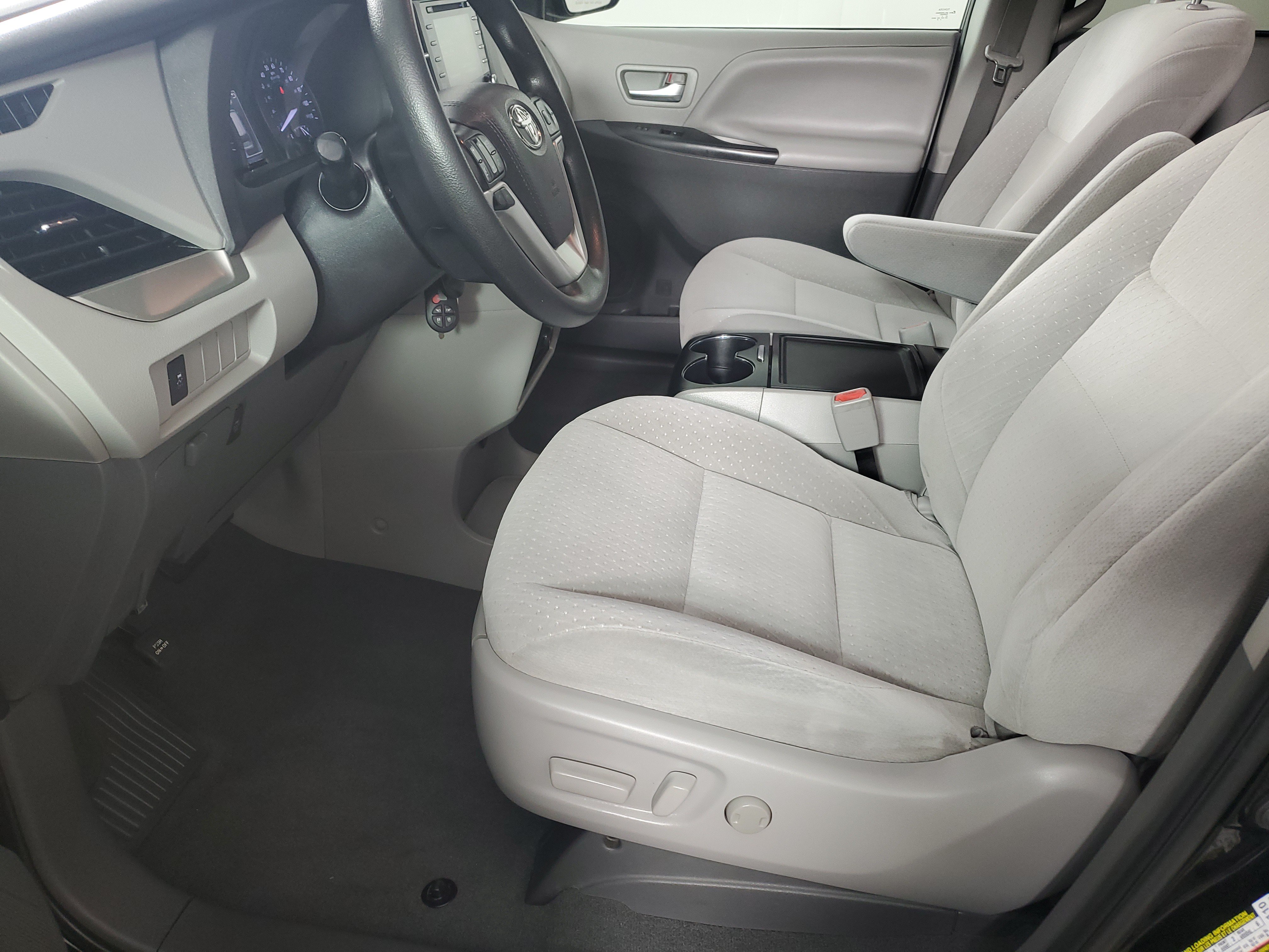 Used 2020 Toyota Sienna LE w/ Carpet Mat Package FWD image 11