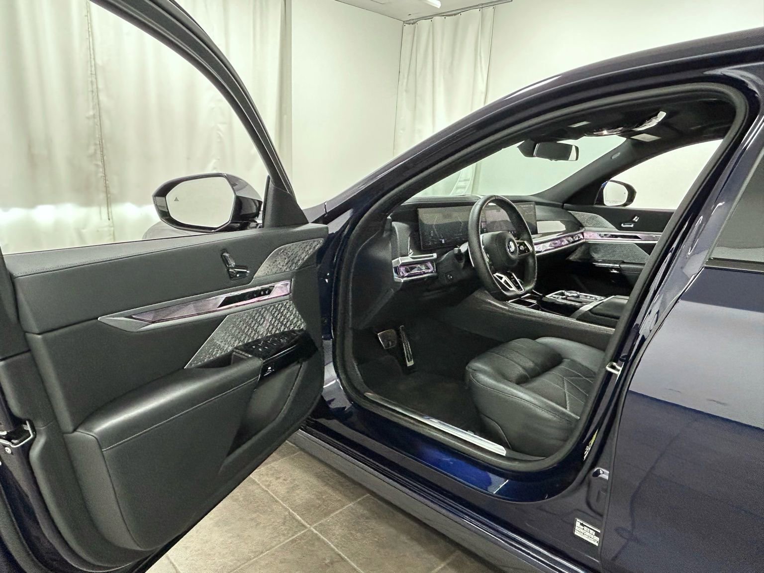 Used 2023 BMW 760i xDrive AWD/4WD image 24