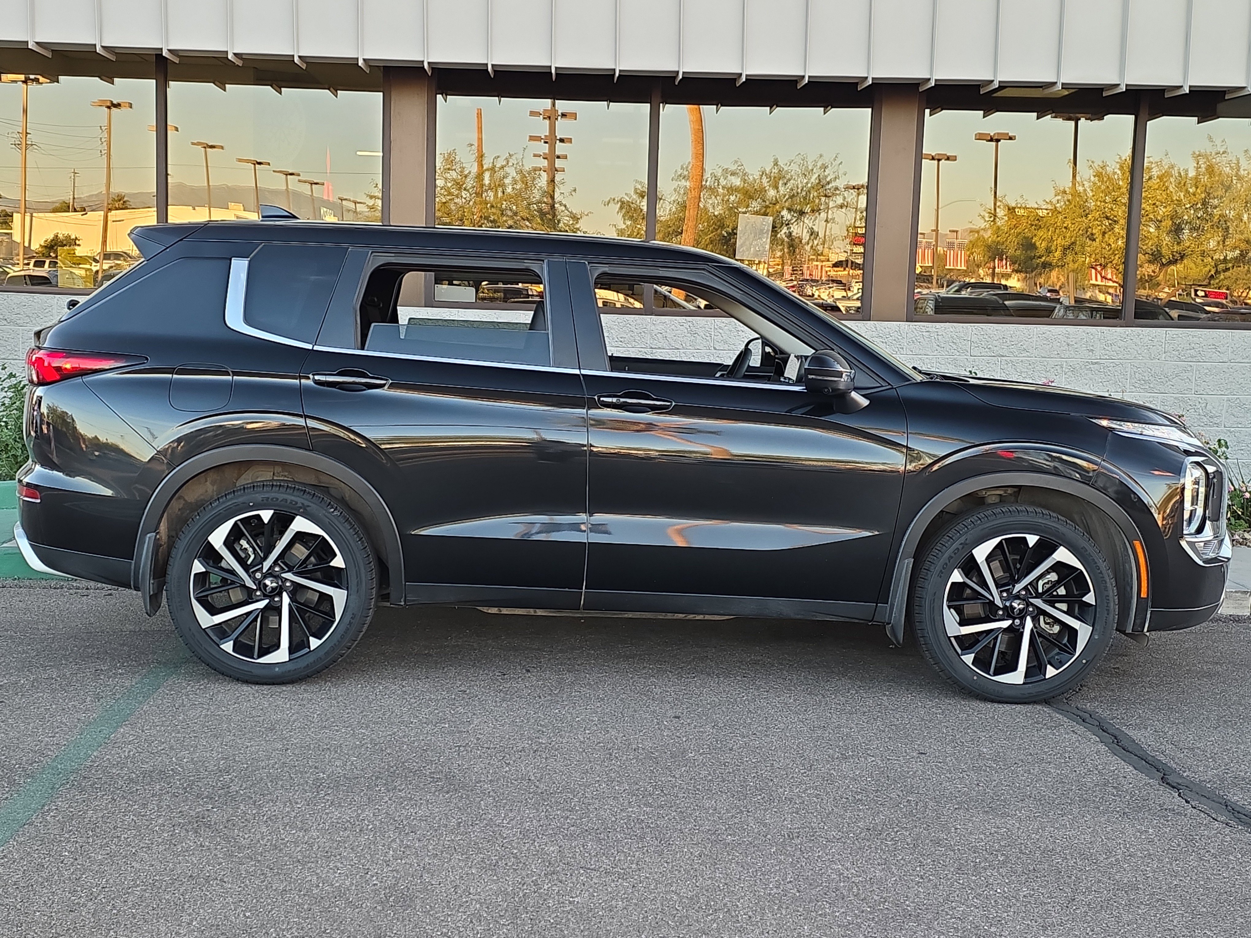 Used 2024 Mitsubishi Outlander SE image 5