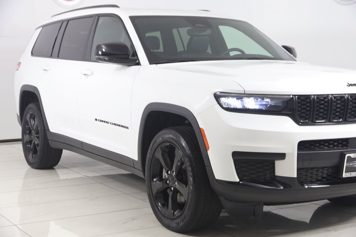 Used 2023 Jeep Grand Cherokee L Laredo AWD/4WD image 32