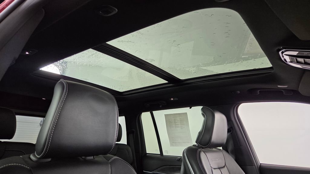 Used 2022 Jeep Grand Cherokee Overland w/ Luxury Tech Group IV image 41