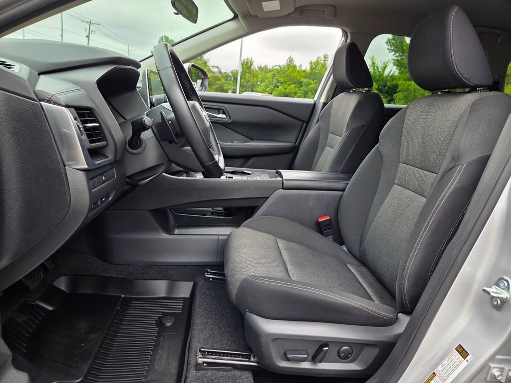Used 2025 Nissan Rogue SV FWD image 10