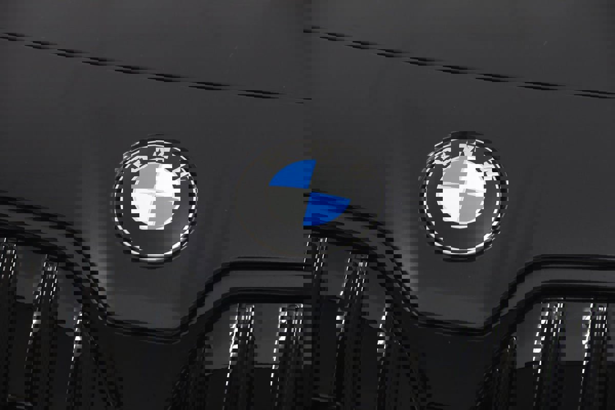 Used 2023 BMW 740i w/ Parking Assistance Package image 21