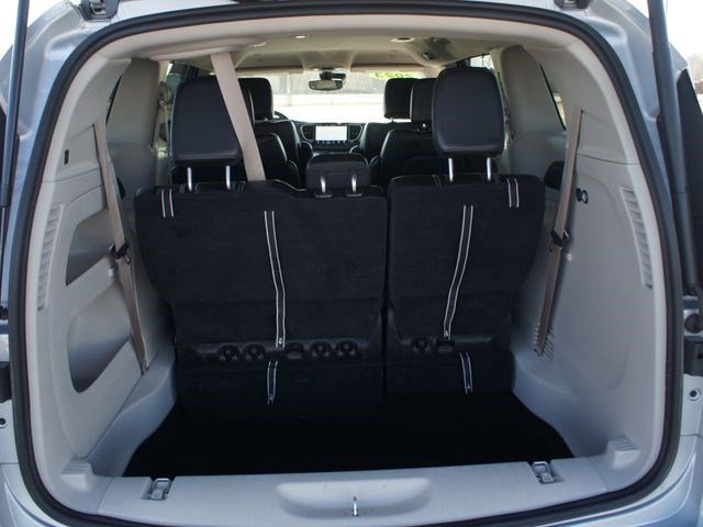 Used 2023 Chrysler Pacifica Touring-L image 16