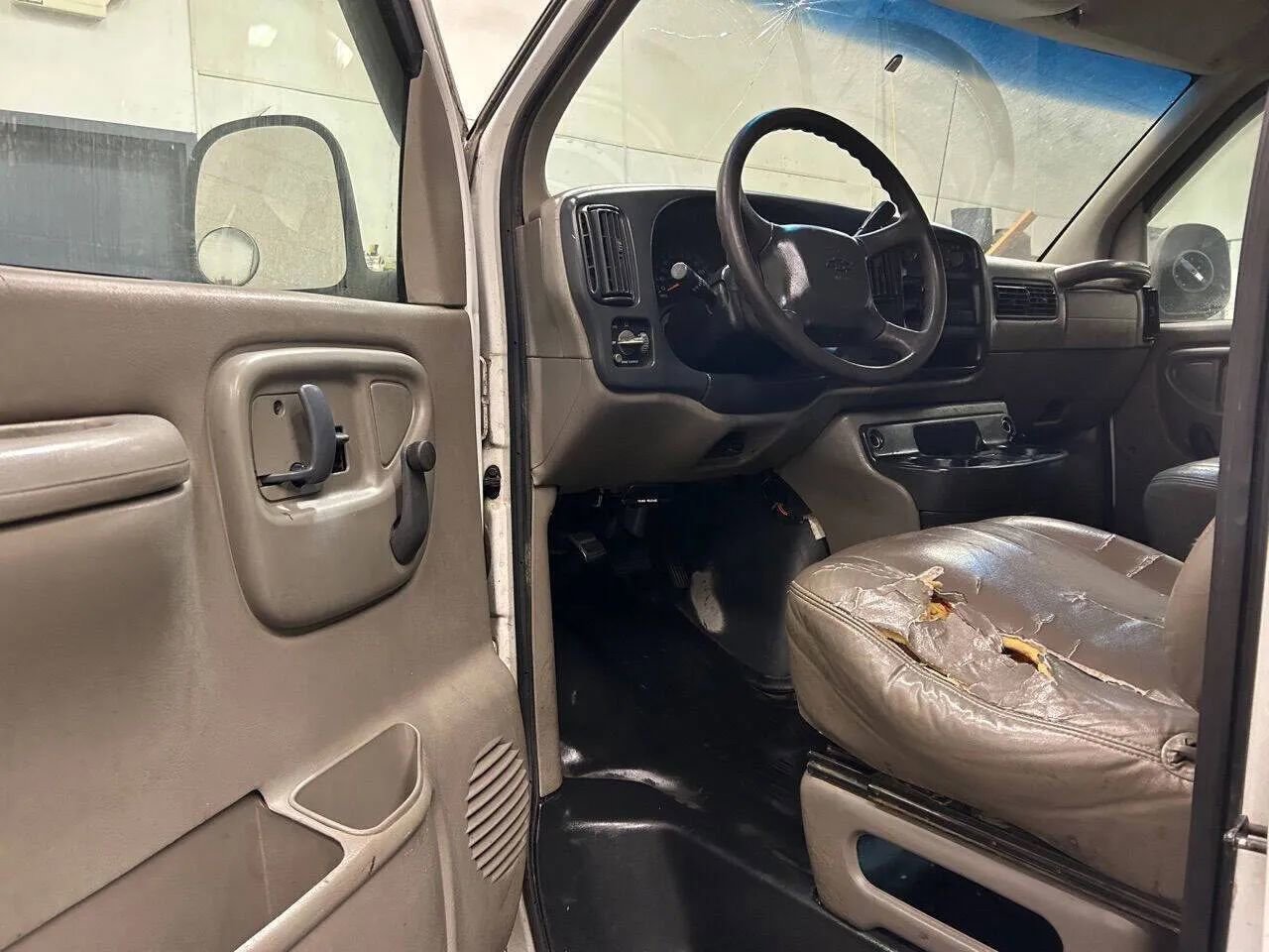 Used 2000 Chevrolet Express 3500 image 10