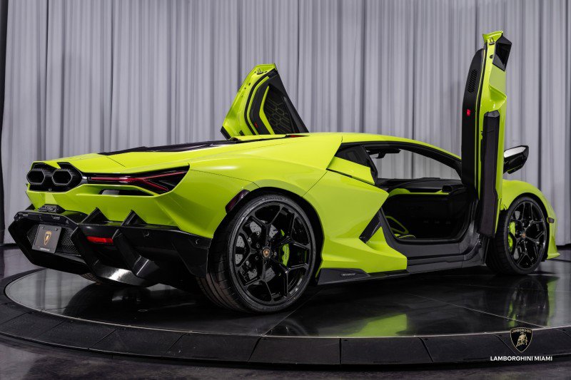 Used 2024 Lamborghini Revuelto image 30