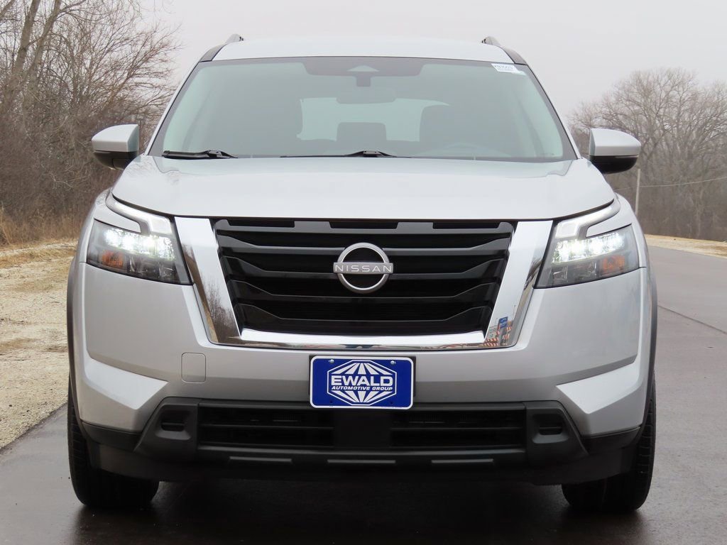Used 2025 Nissan Pathfinder SV image 13