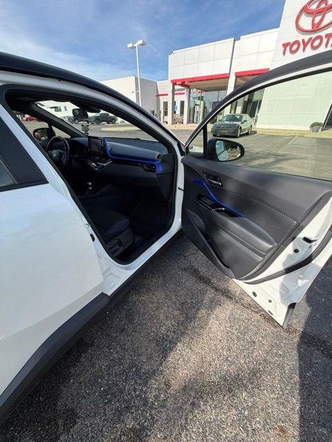 Used 2020 Toyota C-HR XLE FWD image 5