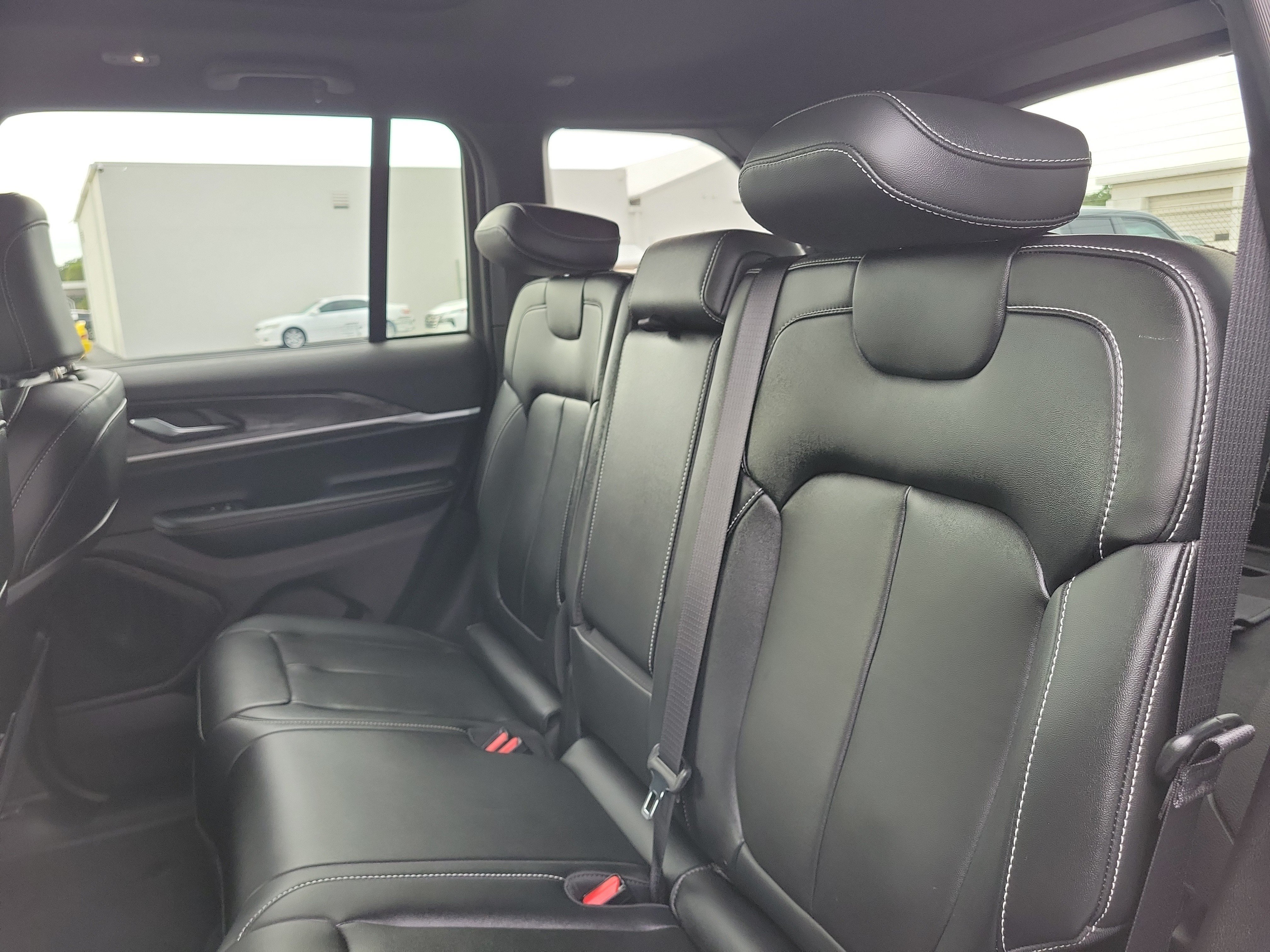 Used 2025 Jeep Grand Cherokee Limited RWD image 11