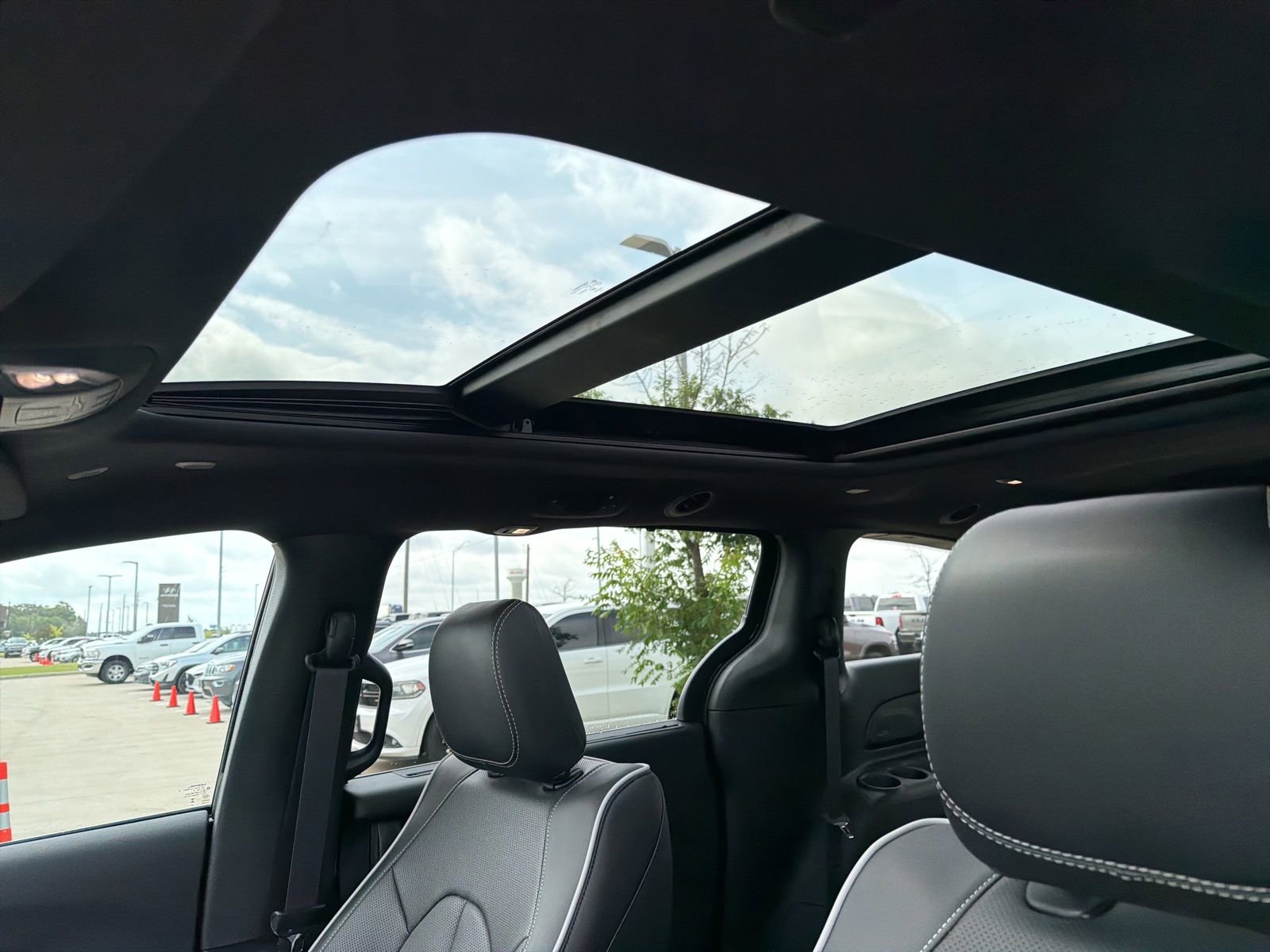 New 2027 Chrysler Pacifica Limited FWD image 21